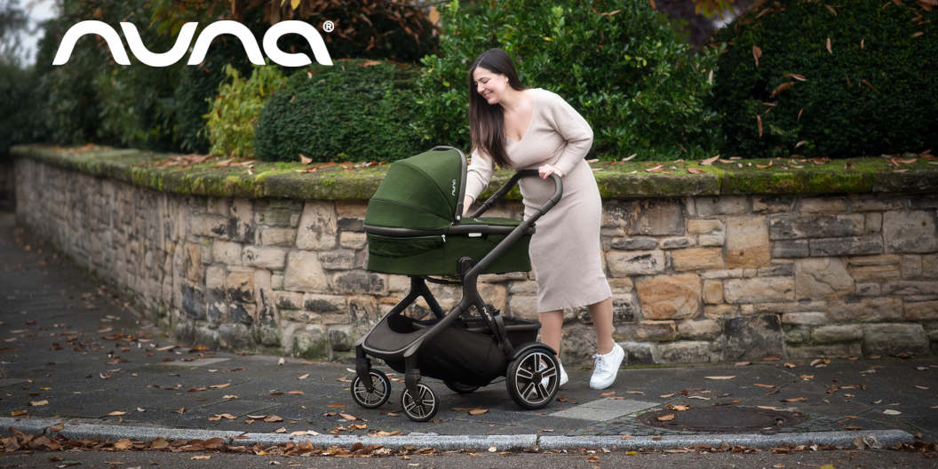 Nuna Demi Grow Kinderwagen Evergreen mit Babywanne beim Spaziergang